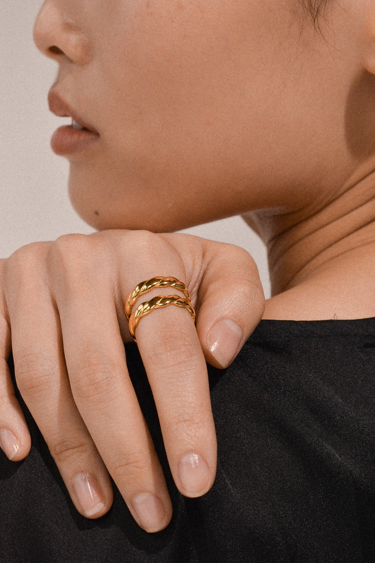 Twist design ring